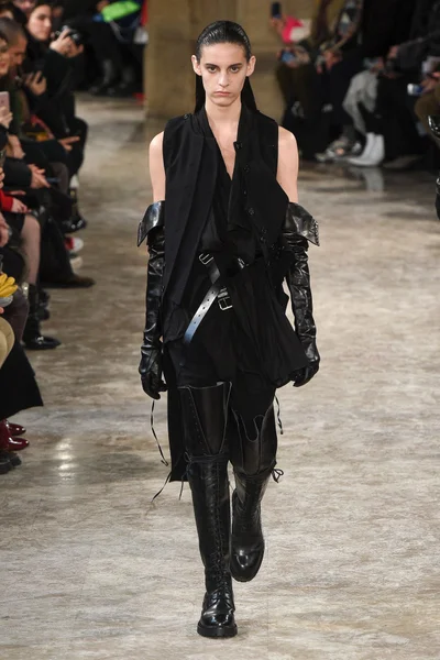 Look 3